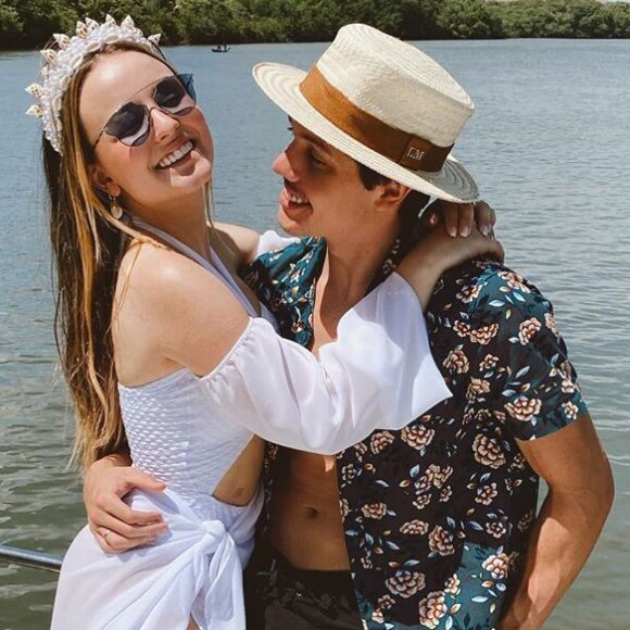 Larissa Manoela e Léo Cidade estão em Alagoas e curtiram o dia do aniversário da atriz em um passeio de barco