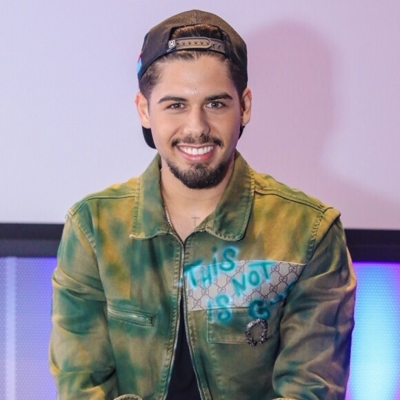 Zé Felipe anunciou noivado com bailarina do 'Domingão do Faustão' com foto provocativa