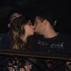 Zé Felipe e Isabella Arantes trocaram beijos apaixonados em show
