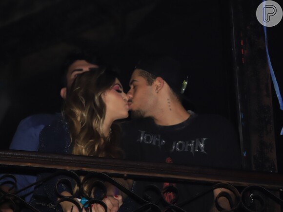 Zé Felipe e Isabella Arantes trocaram beijos apaixonados em show