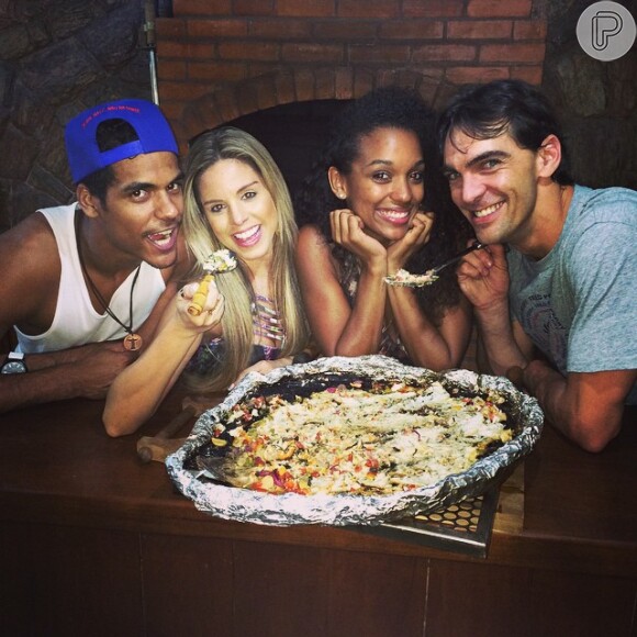 Giba cozinha ao lado de amigos como Marcello Melo Jr. e Camila Lobo, sua professora no 'Dança dos famosos'