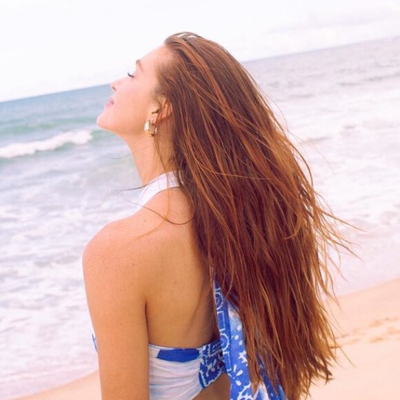 Marina Ruy Barbosa apostou em acessórios minimalistas para ensaio na praia
