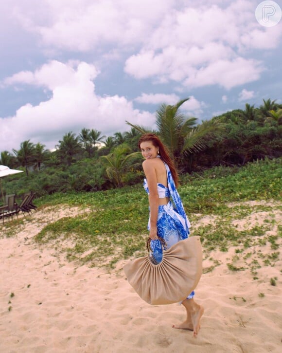 Marina Ruy Barbosa exibe look inspirador e bolsa oversizes de R$ 2 mil em praia