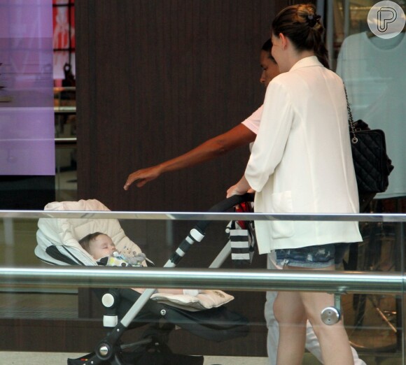 Luma Costa levou o filho, Antônio, para passear em um shopping