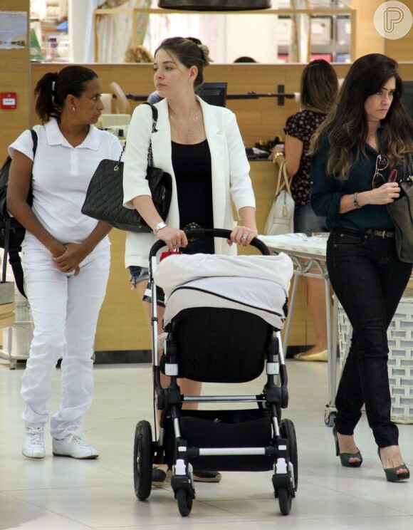 Luma Costa passeia com o filho, Antônio, em shopping do Rio de Janeiro