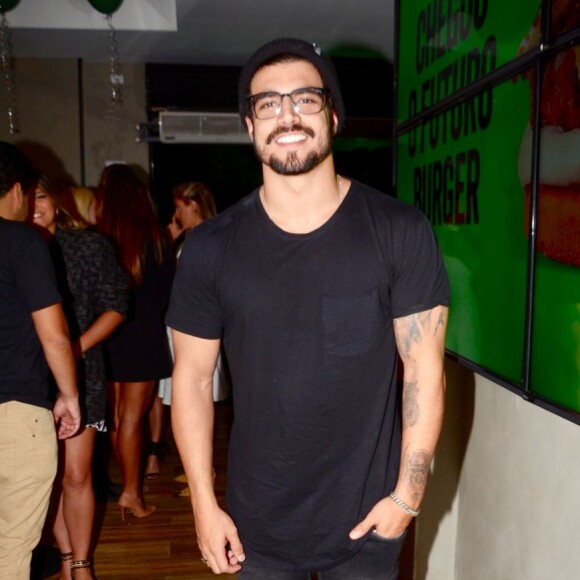 Caio Castro passeou de barco, curtiu festa e correu em praia com Grazi Massafera