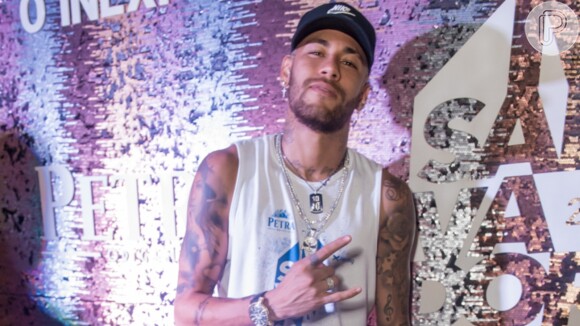 Neymar surge em foto de modelo com bermula luminosa verde com branco