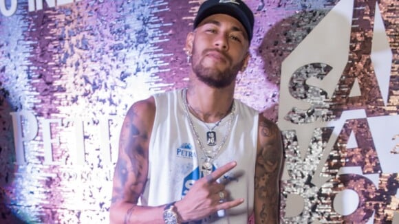 Neymar aposta em bermuda com brilho em foto de amiga modelo. Veja!
