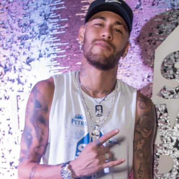 Neymar surge em foto de modelo com bermula luminosa verde com branco