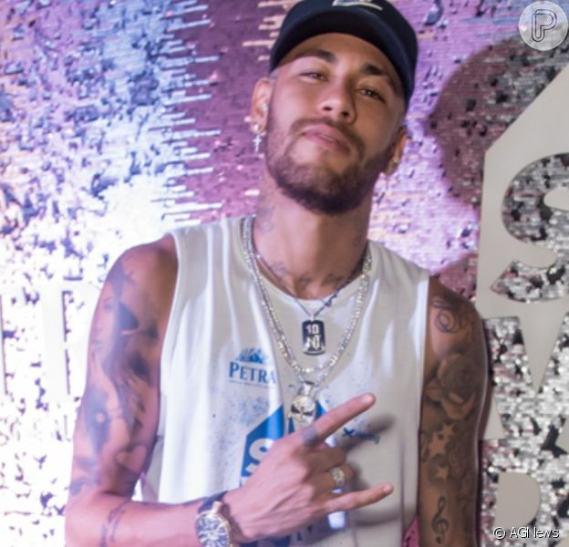 Neymar surge em foto de modelo com bermula luminosa verde com branco