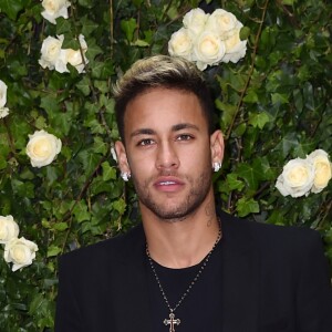 Neymar elege bermula luminosa verde com branco como look de viagem de ano novo