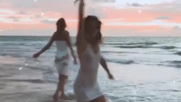 Sasha Meneghel e uma amiga dançaram à beira-mar para darem boas-vindas a 2020 na praia de Carneiros, em Pernambuco