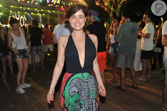 Fernanda Vasconcellos usa look plissado colorido e estampa animal print em look de festa