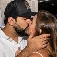 Sorocaba beija e dança com mulher, Biah Rodrigues, em boate em Santa Catarina