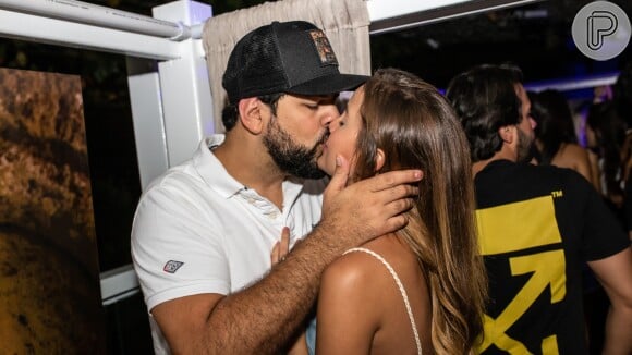 Sorocaba dá beijo em mulher, Biah Rodrigues, nesta quinta-feira, dia 02 de janeiro de 2019