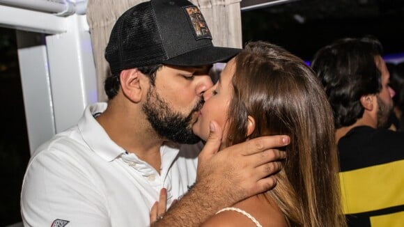 Sorocaba beija e dança com mulher, Biah Rodrigues, em boate em Santa Catarina