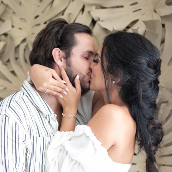 Jade Seba aceitou pedido de casamento de Bruno Guedes. 'Estamos no nosso melhor momento, de trabalho, familiar, pessoal', vibrou o ator