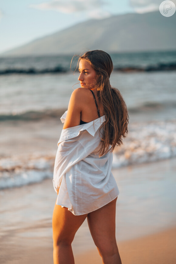 Moda verão 2020: camisa social branca é saída de praia fashionista para o look da praia