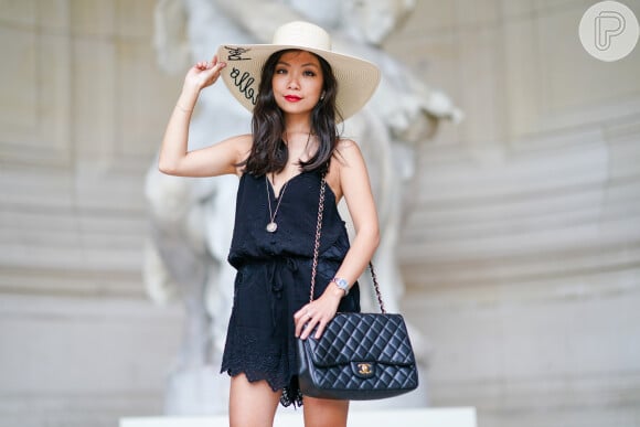 Moda verão 2020: chapéu de palha com aba larga pode ser combinado com macaquinho preto para look comfy