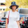 Moda verão 2020: bucket hat pode ser aliado até a vestidos mais elegantes e leves para a estação mais quente do ano