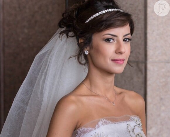 Vestido de noiva usado por Andreia Horta na novela 'Império' foi pensado para se encaixar ao biotipo da atriz e precisava ser 'impactante e elegante', afirma equipe de figurinistas da Globo