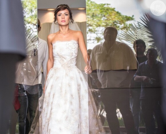 Andreia Horta usa vestido de noiva 'estilo princesa-moderna' na novela 'Império'