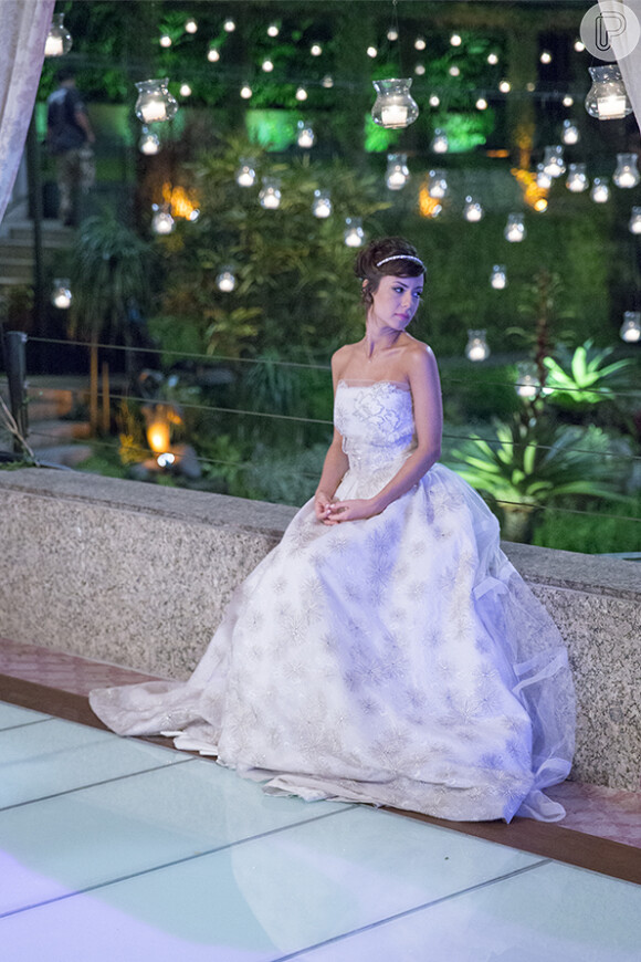 Andreia Horta, de 'Império', usa 'vestido de noiva tomara-que-caia, com uma saia princesa'