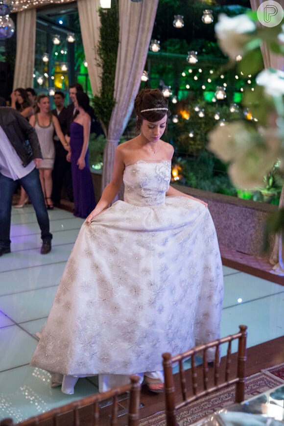 Andreia Horta usa vestido de noiva com pedras preciosas na pele de Maria Clara de 'Império'. Look é assinado pela estilista Lethicia Bronstein