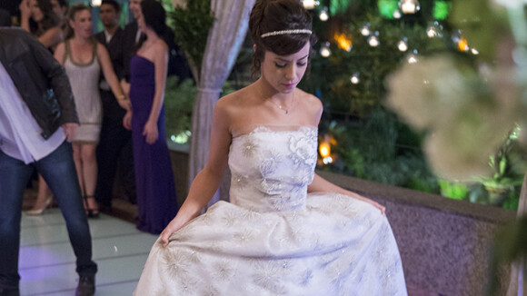 Veja detalhes do vestido de noiva de Andreia Horta em casamento de 'Império'