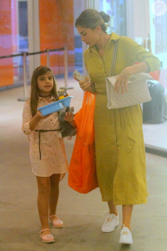 Foto de Grazi Massafera com a sobrinha fez internautas confundirem a adolescente com a filha da atriz