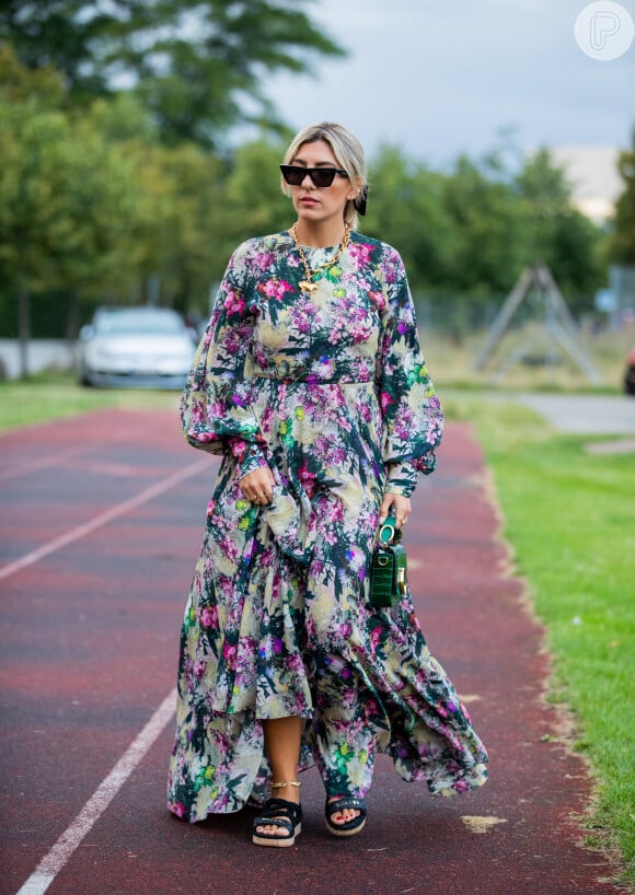 O vestido de mangas longas pode ser usado no verão com tecidos finos e estampas coloridas, como a floral