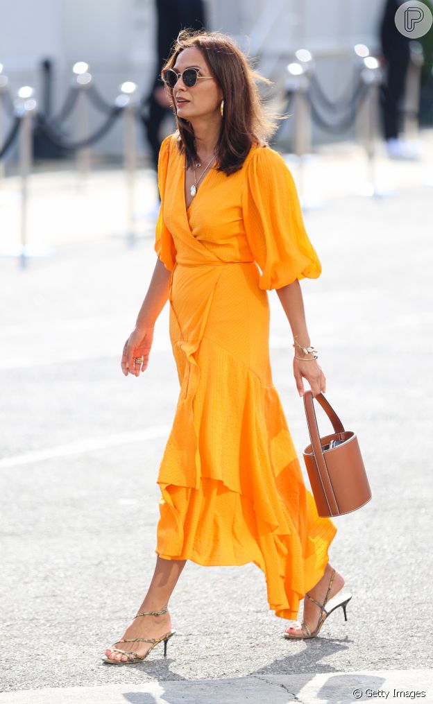 O vestido envelope é um clássico em qualquer estação e, nesta verão, aparece com mangas volumosas e cobres vibrantes