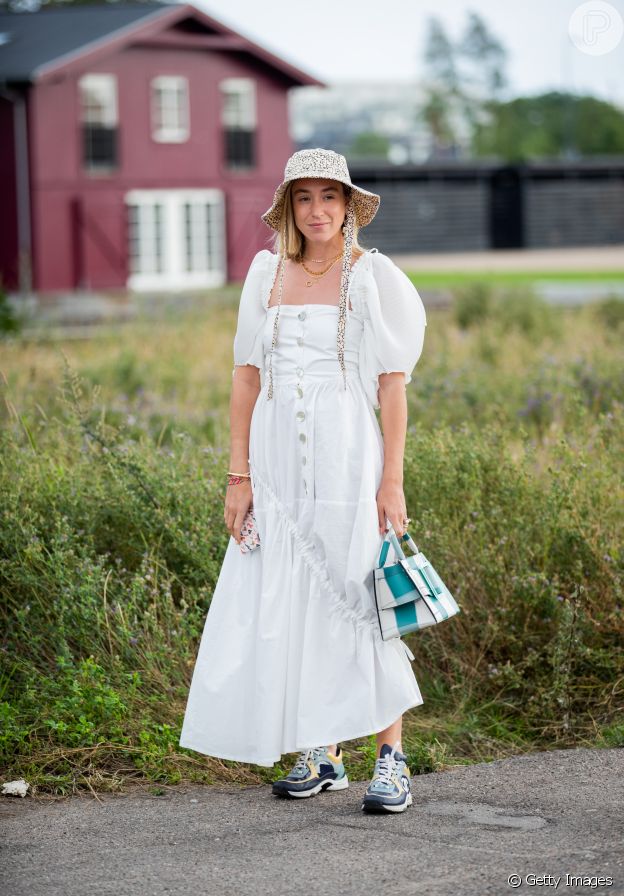 Para quem gosta do estilo retrô, o vestido com decote quadrado é uma boa aposta neste verão