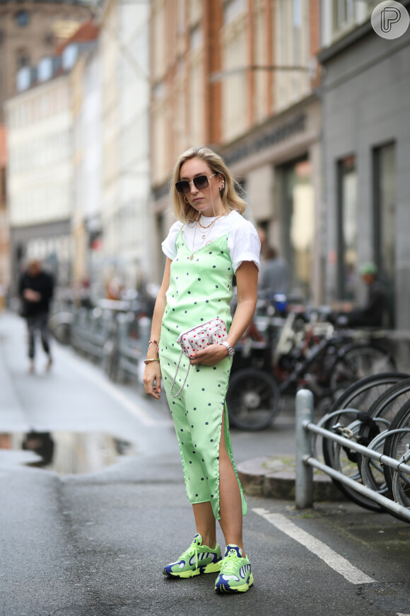 Slip dress é trend: o vestido de alças finas e tecido delicado vem send usado nos looks de rua neste verão