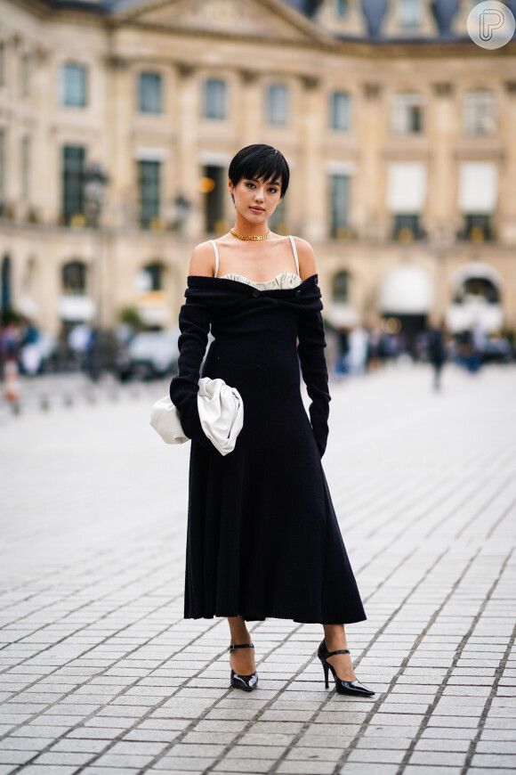 Moda 2020: clássico e atemporal, o vestido preto com decote ombro a ombro é sensual o bastante para usar com a lingerie à mostra