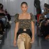 Moda 2020: a blusa com decote quadrado e mangas bufantes apareceu também nas passarelas de Nova York na última temporada