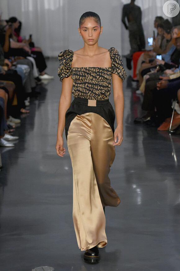 Moda 2020: a blusa com decote quadrado e mangas bufantes apareceu também nas passarelas de Nova York na última temporada
