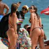 Anitta posou para selfie com fã em dia de praia no Rio de Janeiro