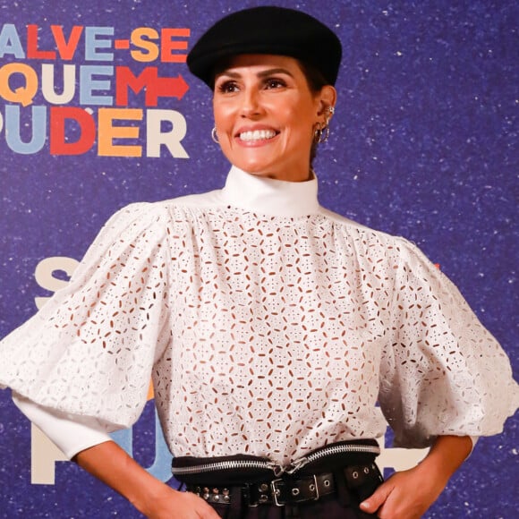 Deborah Secco apostou em mangas bufantes e calça de couro para festa da novela: 'Um monte de tendências para a gente se divertir'