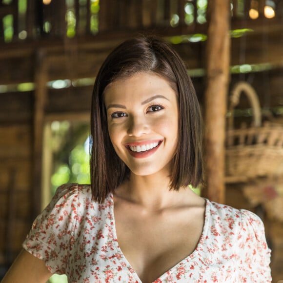 Na novela 'Salve-se Quem Puder', Vitória Strada transforma os cabelos em corte com pontas mais retas, no estilo bob blunt, aposta de Bruna Marquezine e mais famosas