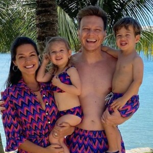 Michel Teló, Thais Fersoza e os filhos, Melinda e Teodoro combinaram look de praia em dia de lazer