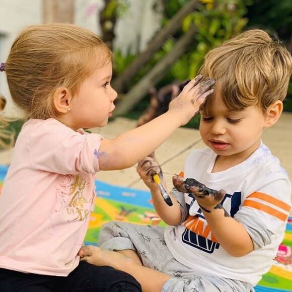 Filhos de Michel Teló e Thais Fersoza, Melinda e Teodoro se divertiram juntos e a menina chamou o irmão pelo nome do pai