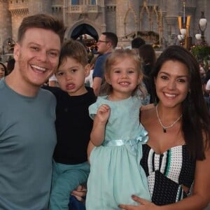 Thais Fersoza se encantou com cumplicidade dos filhos, Melinda e Teodoro, em brincadeira: 'Amo isso!'