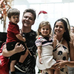 Filhos de Michel Teló e Thais Fersoza são clicados em frequentes passeios com os pais