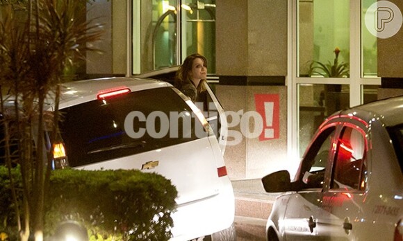 Nathalia Dill e Sérgio Guizé são vistos entrando em um hotel em São Paulo após saírem de boate