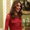 Kate Middleton alia transparência e brilho em look vermelho romântico nesta segunda-feira, dia 20 de janeiro de 2020