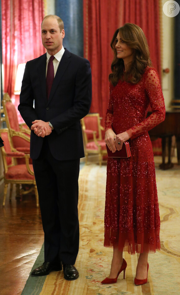Kate Middleton alia transparência e brilho em look vermelho romântico nesta segunda-feira, dia 20 de janeiro de 2020