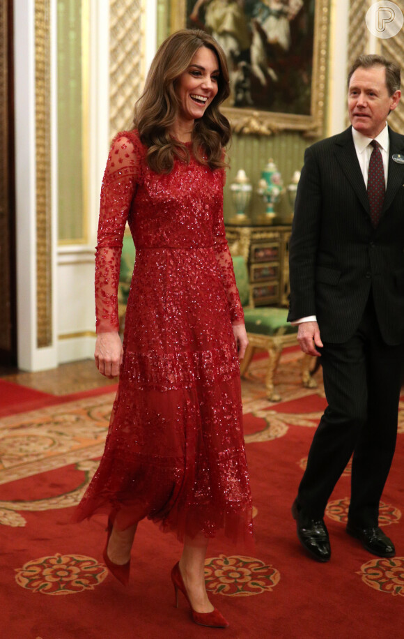 Kate Middleton alia transparência e brilho em look vermelho romântico nesta segunda-feira, dia 20 de janeiro de 2020
