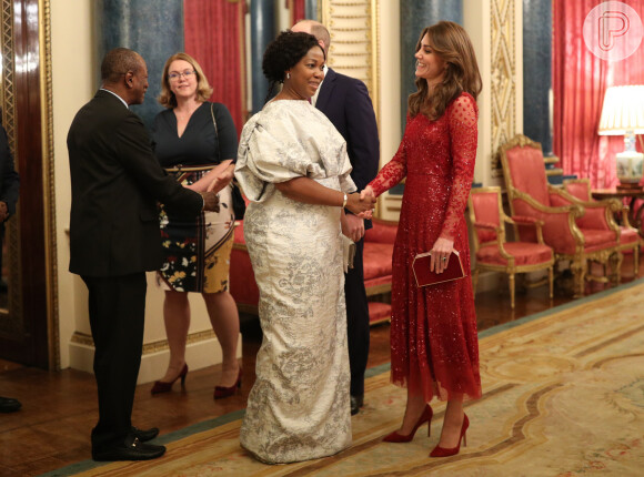 Kate Middleton alia transparência e brilho em look vermelho romântico nesta segunda-feira, dia 20 de janeiro de 2020