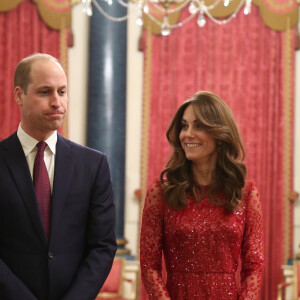 Kate Middleton alia transparência e brilho em look vermelho romântico nesta segunda-feira, dia 20 de janeiro de 2020